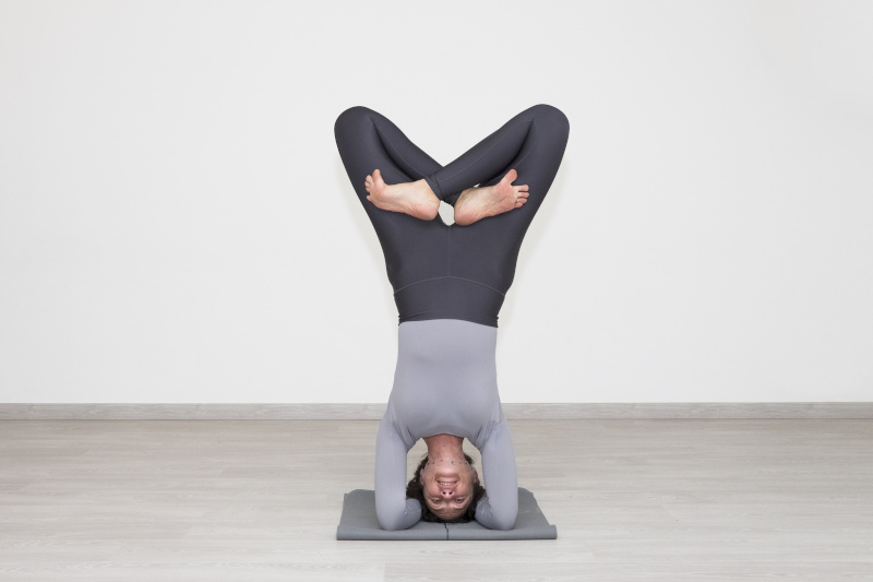 Urdhva Padmāsana