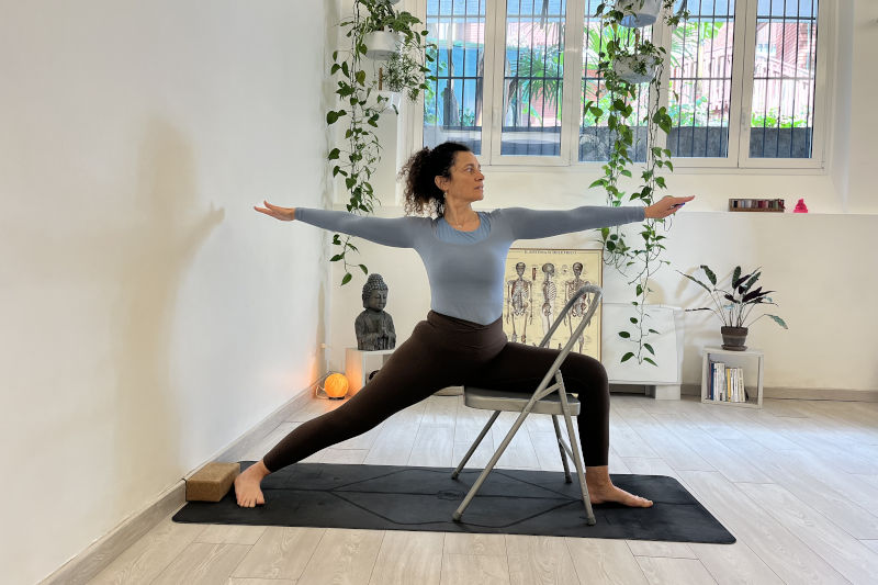 Vīrabhadrāsana II La Posizione del Guerriero 2 con sedia