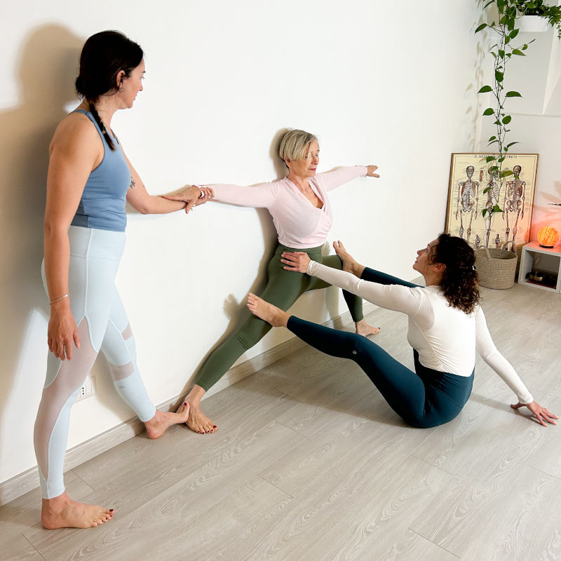 Praticare Vīrabhadrāsana al Centered Yoga Studio